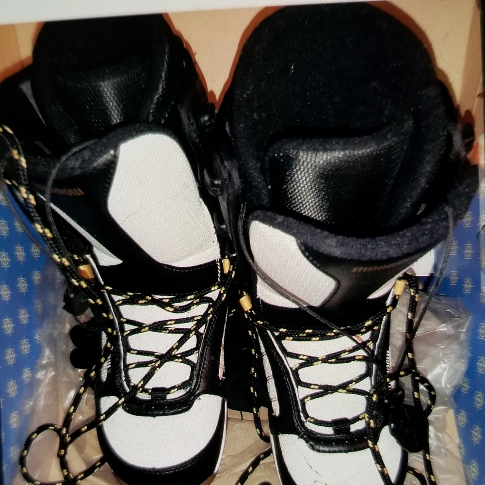 Snowboard boots